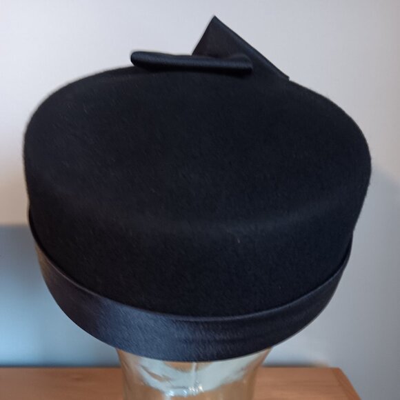 Stunning Vintage Black Pillbox Hat by Georgi: 1960s Jackie Kennedy Onassis - Picture 2 of 8